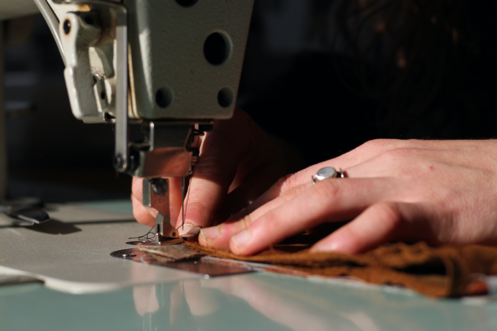 Je travaille sur une machine à coudre industrielle, amenez moi vos vêtements de travail à réparer